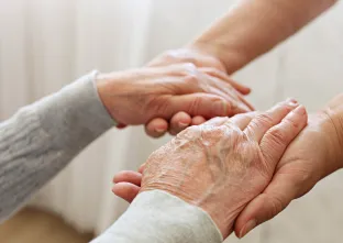 gros plan de deux paires de mains